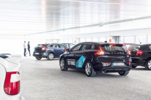 Volvo prezintă maşina care se parchează singură